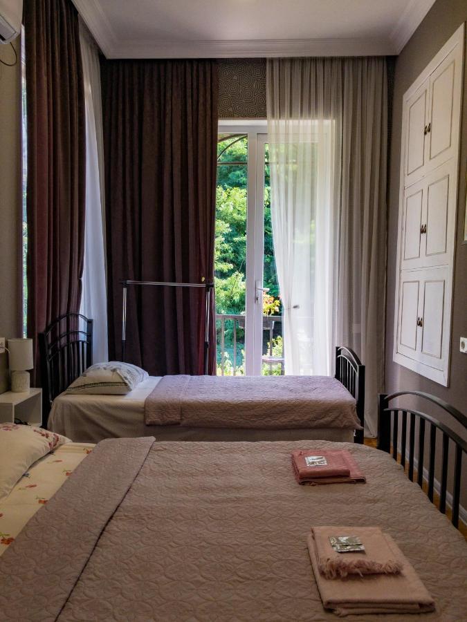 A.G'S Guest House Кутаїсі Екстер'єр фото