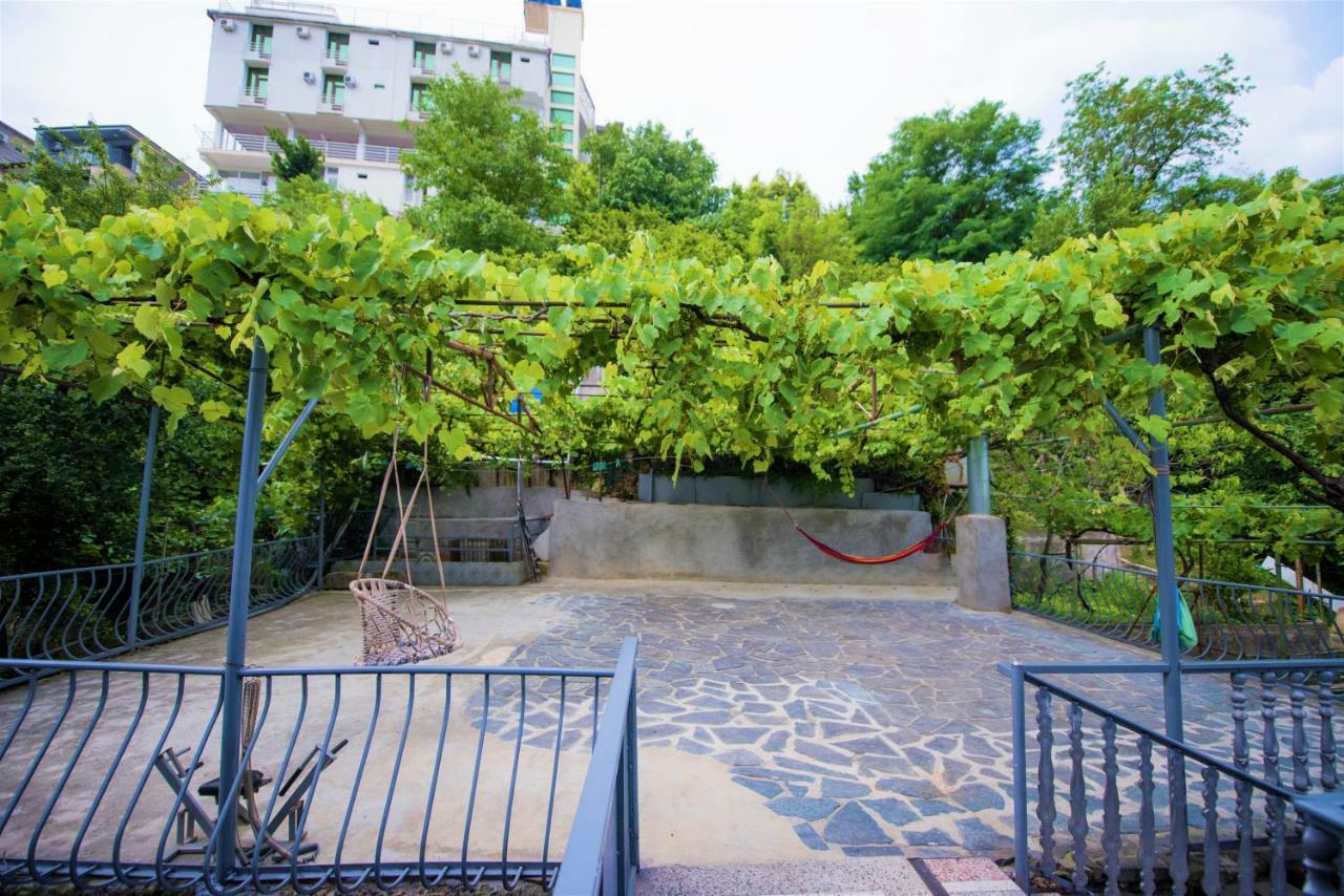A.G'S Guest House Кутаїсі Екстер'єр фото